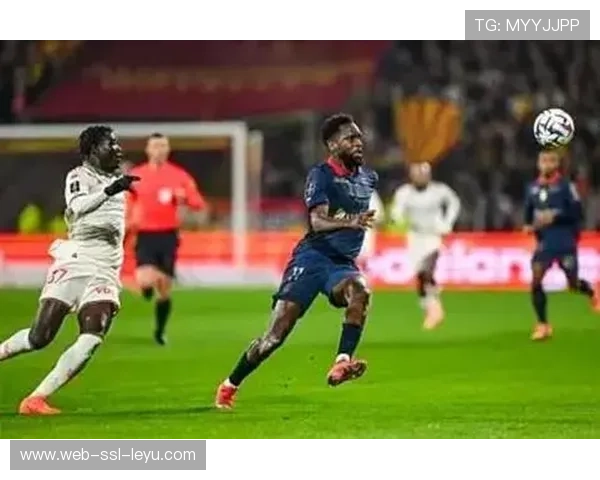 球迷创意助威朗斯，十连胜期间主场氛围火热